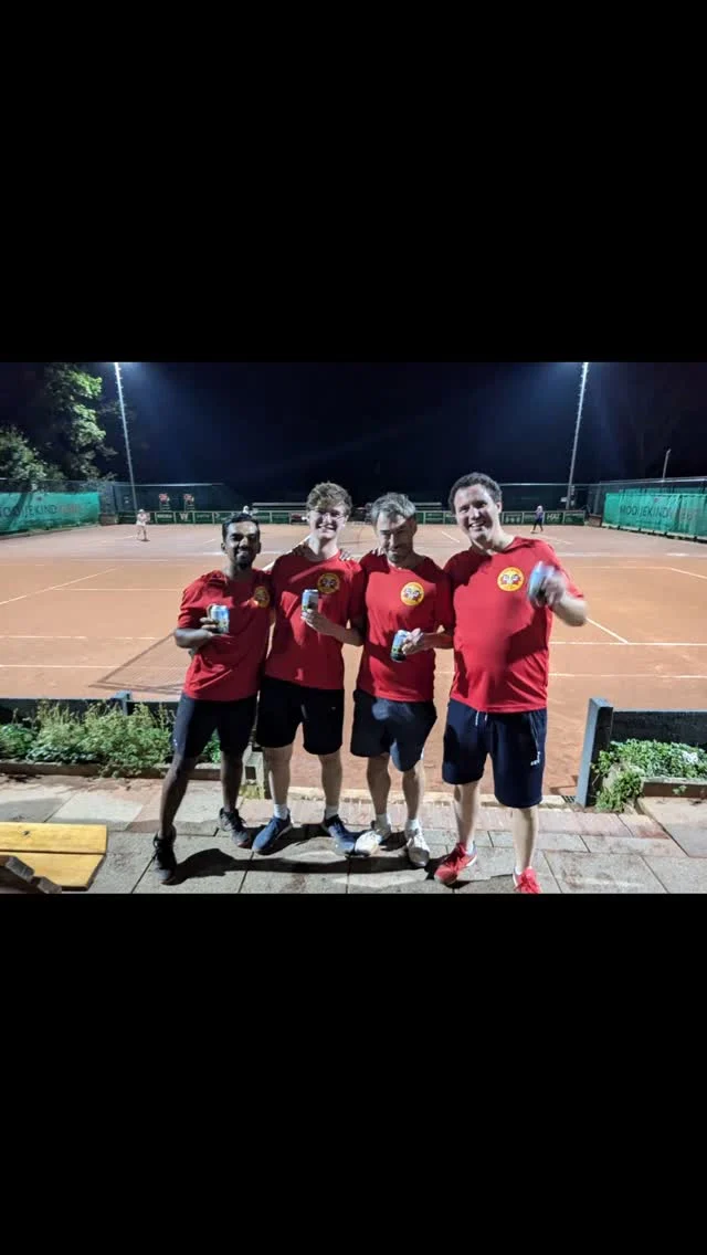 Vrijdag Heren Dubbel is kampioen! Onze eigen McEnroe is met zijn team kampioen geworden! Dat vraagt om een lekker biertje! 
@tvhoofddorp