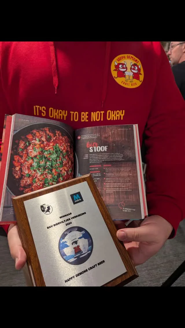 Wat een mooie dag was het gisteren! Eerst de #prijs in ontvangst nemen voor #mooiste bierviltje van Nederland! 
Daarna van @liefsuit.haarlemmermeer het kookboek Op Je Bord! Met mooie recepten van @soofinthekitchen en een heerlijke bierstoof met onze #bock erin! 
Nu lekker #weekend met een overleg voor onze #campagne

Willen jullie het mooie kookboek bestellen!!! Dat kan via @liefsuit.haarlemmermeer

#trots #koken #stoof